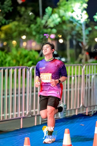 Race photo from PIK NITE RUN 2025