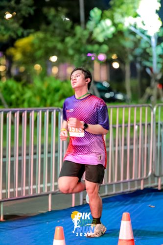 Race photo from PIK NITE RUN 2025