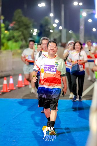 Race photo from PIK NITE RUN 2025