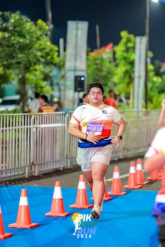 Race photo from PIK NITE RUN 2025