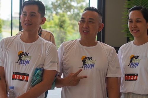 Race photo from PIK NITE RUN VIBES