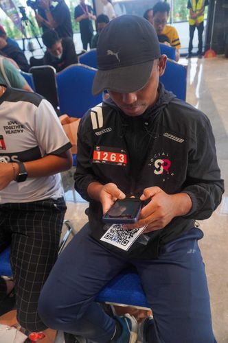 Race photo from PIK NITE RUN VIBES