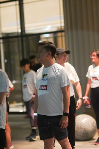Race photo from PIK NITE RUN VIBES