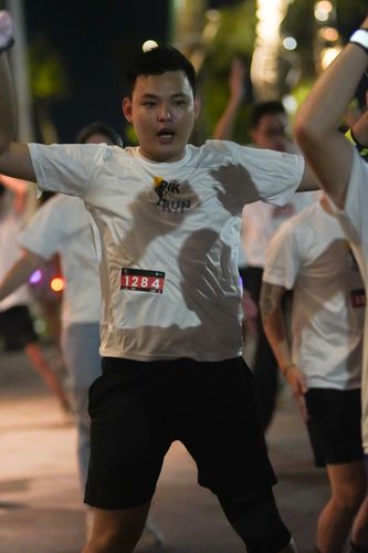 Race photo from PIK NITE RUN VIBES