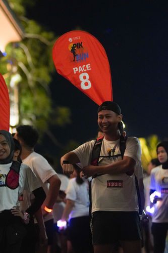 Race photo from PIK NITE RUN VIBES