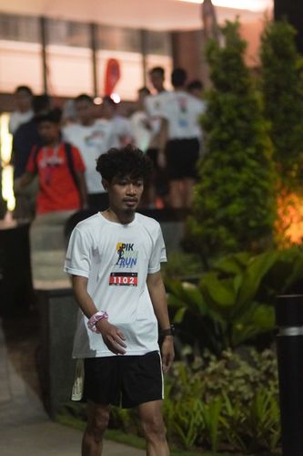 Race photo from PIK NITE RUN VIBES