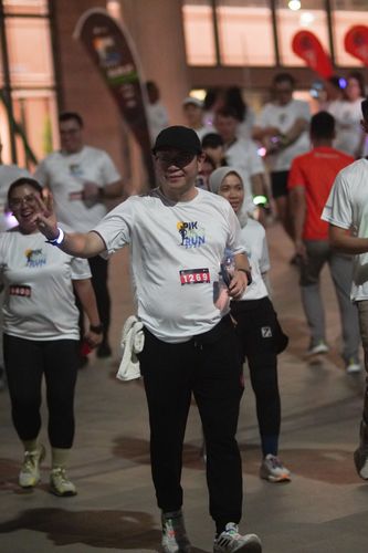 Race photo from PIK NITE RUN VIBES