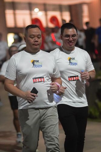Race photo from PIK NITE RUN VIBES