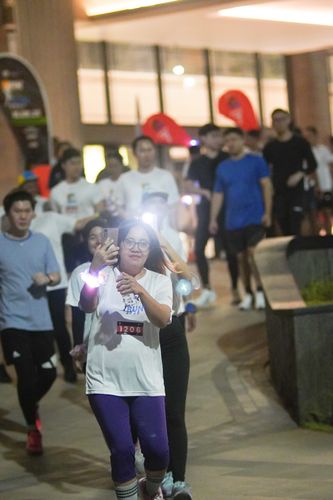 Race photo from PIK NITE RUN VIBES