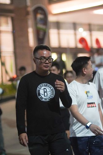 Race photo from PIK NITE RUN VIBES