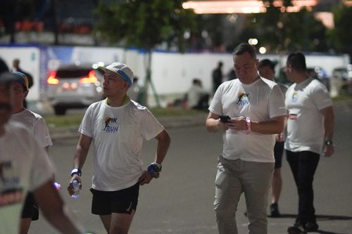 Race photo from PIK NITE RUN VIBES