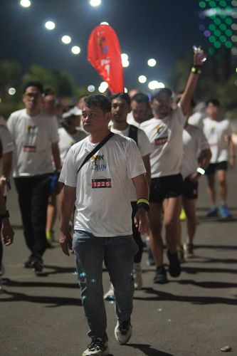Race photo from PIK NITE RUN VIBES