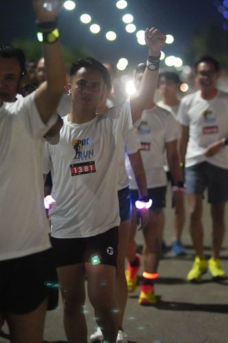 Race photo from PIK NITE RUN VIBES