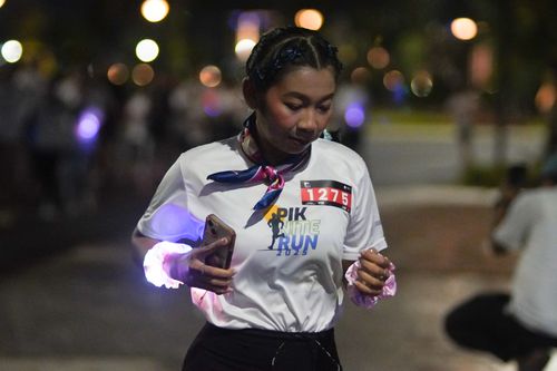 Race photo from PIK NITE RUN VIBES