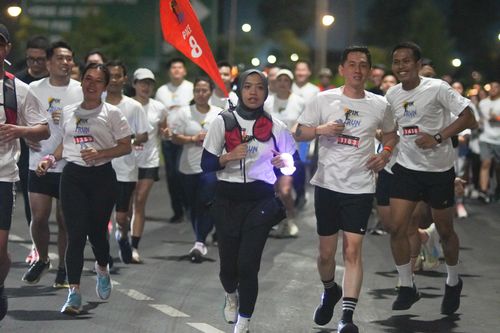 Race photo from PIK NITE RUN VIBES
