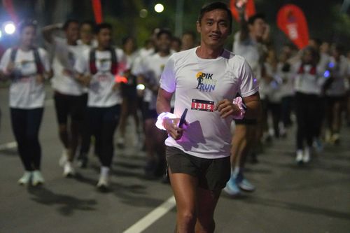 Race photo from PIK NITE RUN VIBES