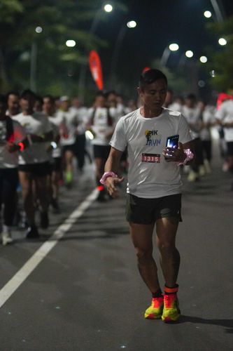 Race photo from PIK NITE RUN VIBES