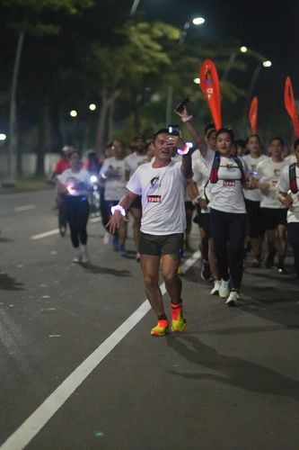 Race photo from PIK NITE RUN VIBES