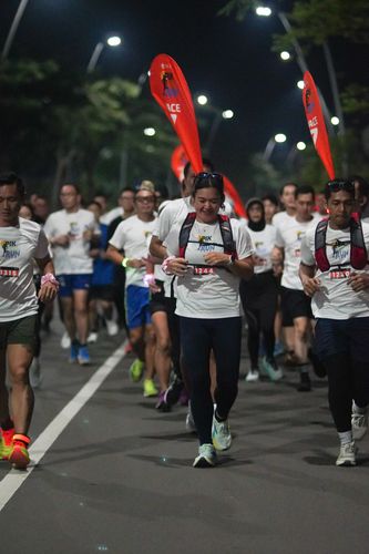 Race photo from PIK NITE RUN VIBES