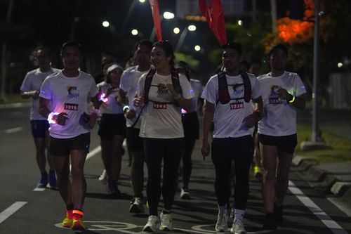 Race photo from PIK NITE RUN VIBES