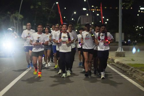 Race photo from PIK NITE RUN VIBES