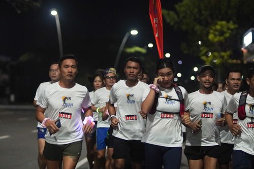 Race photo from PIK NITE RUN VIBES