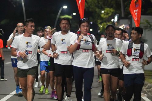 Race photo from PIK NITE RUN VIBES
