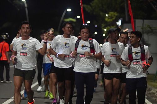 Race photo from PIK NITE RUN VIBES