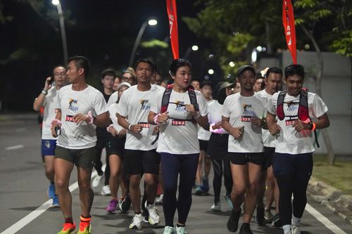 Race photo from PIK NITE RUN VIBES