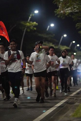 Race photo from PIK NITE RUN VIBES