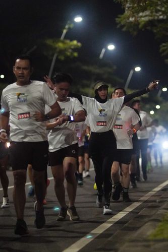 Race photo from PIK NITE RUN VIBES