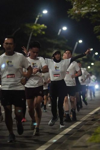 Race photo from PIK NITE RUN VIBES