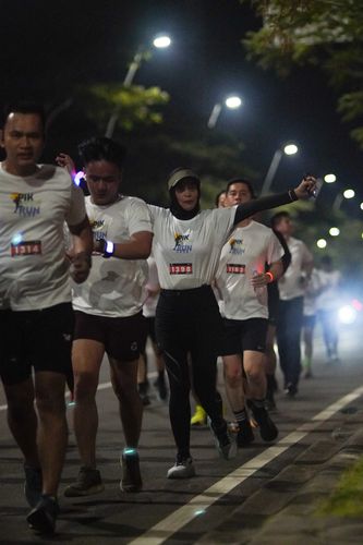 Race photo from PIK NITE RUN VIBES