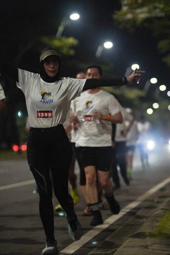 Race photo from PIK NITE RUN VIBES