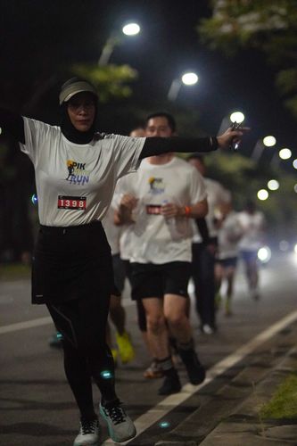 Race photo from PIK NITE RUN VIBES