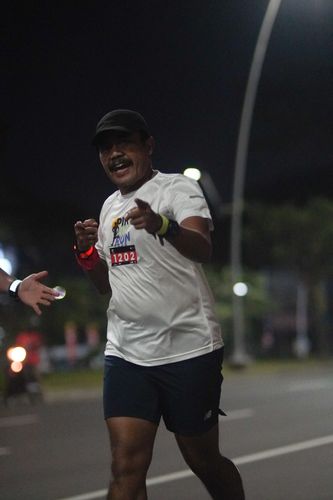 Race photo from PIK NITE RUN VIBES