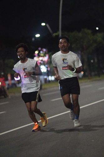 Race photo from PIK NITE RUN VIBES