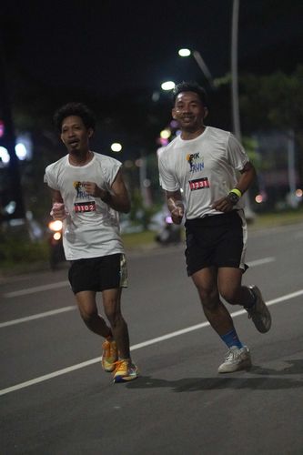 Race photo from PIK NITE RUN VIBES
