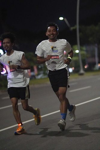 Race photo from PIK NITE RUN VIBES