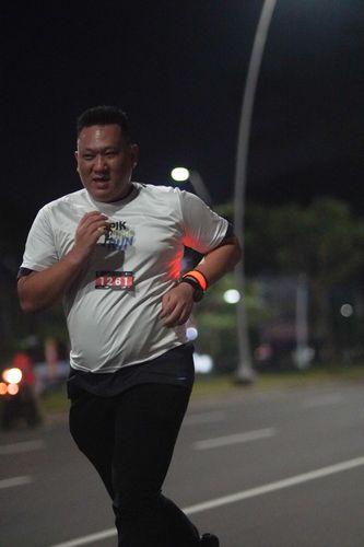 Race photo from PIK NITE RUN VIBES