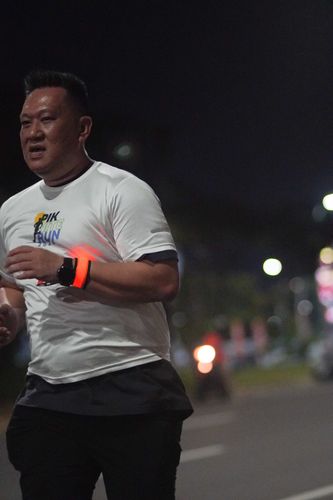 Race photo from PIK NITE RUN VIBES