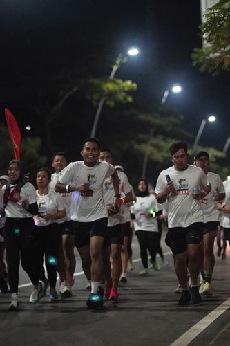 Race photo from PIK NITE RUN VIBES