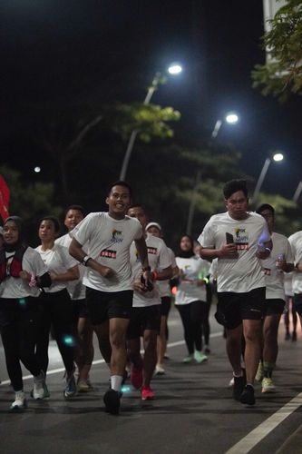 Race photo from PIK NITE RUN VIBES