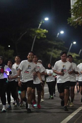 Race photo from PIK NITE RUN VIBES
