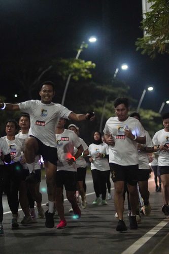 Race photo from PIK NITE RUN VIBES