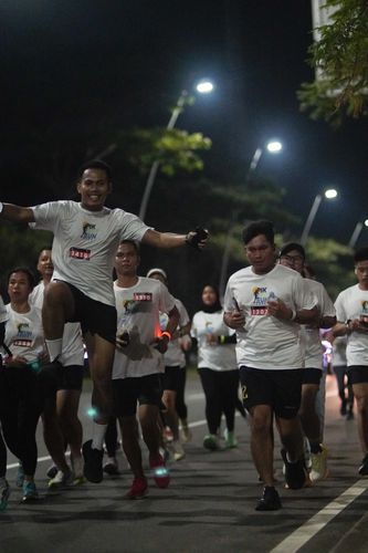 Race photo from PIK NITE RUN VIBES