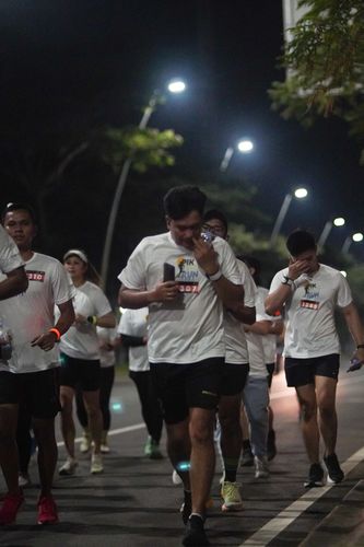 Race photo from PIK NITE RUN VIBES