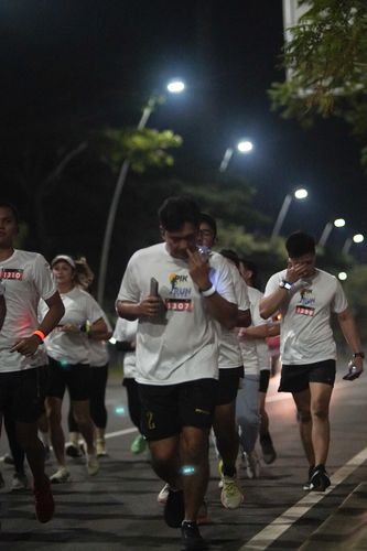 Race photo from PIK NITE RUN VIBES