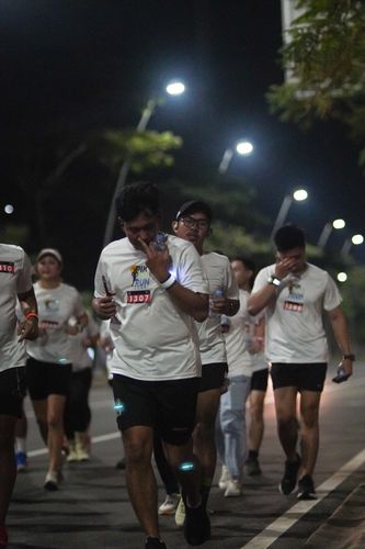 Race photo from PIK NITE RUN VIBES