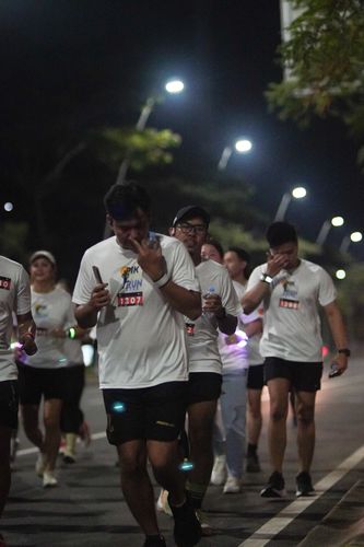 Race photo from PIK NITE RUN VIBES